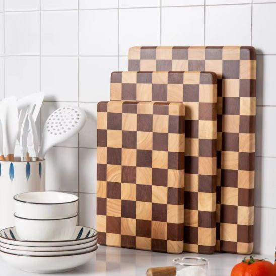 trois formats planches à découper bois damier debout comptoir
