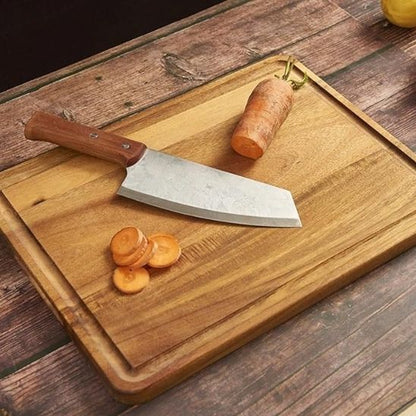 carotte coupée et couteau sur planche a découper bois