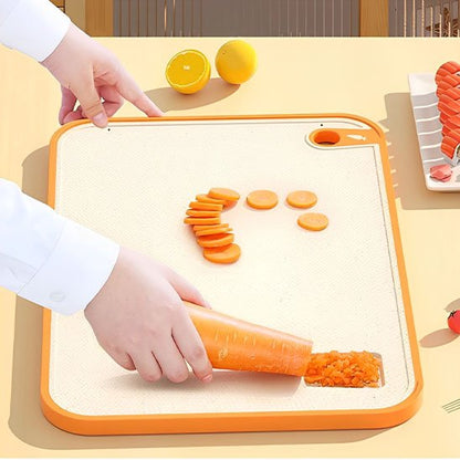carottes coupées sur planche à découper 