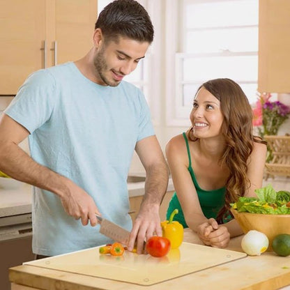 couple utilise planche à découper transparente