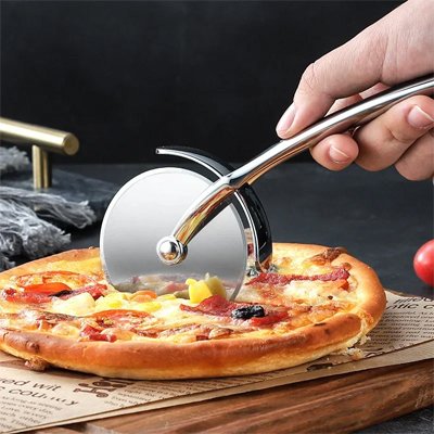 couteau à pizza coupe pizza sur planche