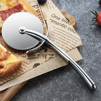couteau à pizza dépose sur papier et pizza