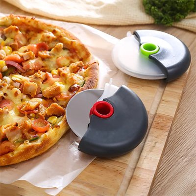 deux couteaux a pizza sur planche en bois avec pizza