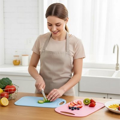 femme coupe concombre sur planche a decouper bleue