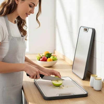 femme coupe pomme sur planche a decouper grise