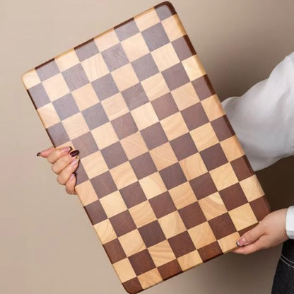 femme presente planche à découper bois damier dans mains