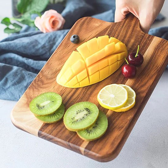 fruits coupés présentés sur planche à découper bois