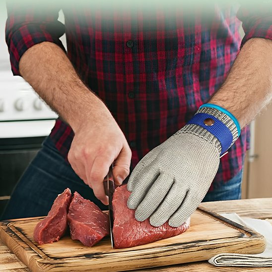 homme utilise gant anti coupure pour couper viande sur une planche