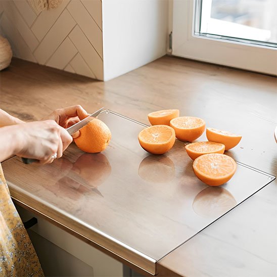 oranges coupées sur planche à découper transparente
