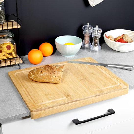 pain et couteau sur planche a decouper en bois coin  comptoir