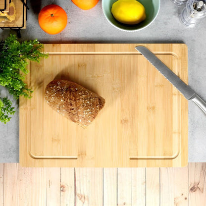 pain et couteau sur planche a decouper en bois vue de haut