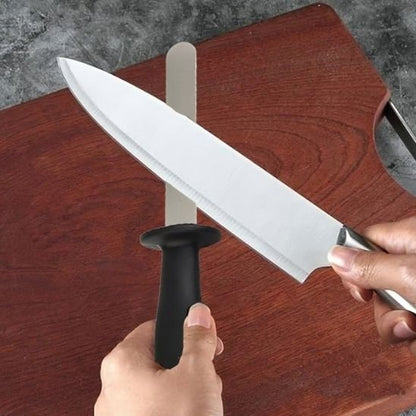 personne affute un couteau sur aiguiseur couteau