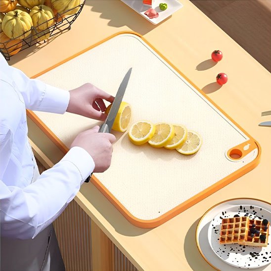  personne coupe citron sur planche à découper