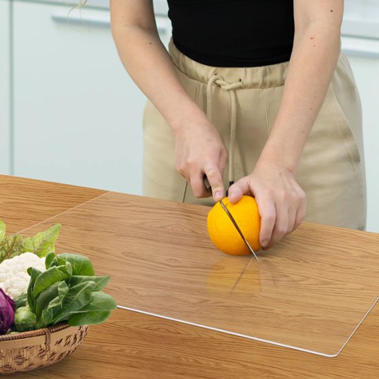 personne coupe orange sur planche ça découper transparente