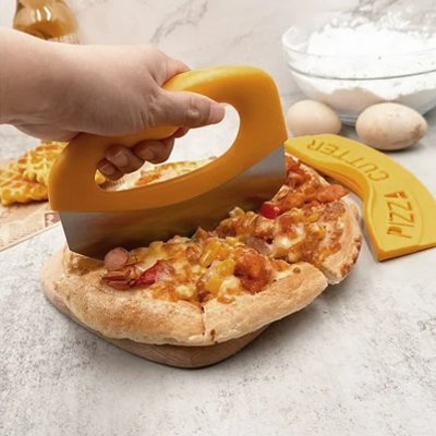 personne coupe petite pizza avec couteau à pizza