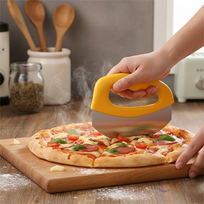 personne coupe pizza avec couteau à pizza fumante sur planche