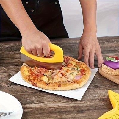 personne coupe pizza avec couteau à pizza  lame arrondie