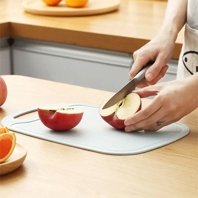 femme coupe pomme sur planche a decouper menthe 