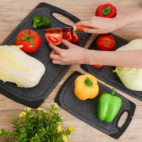 personne coupe tomate sur planche a decouper grise trois formats