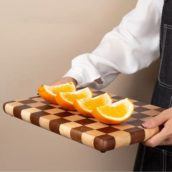 personne transporte orange coupée sur planche a découper bois damier