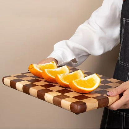 personne transporte orange coupée sur planche a découper bois damier
