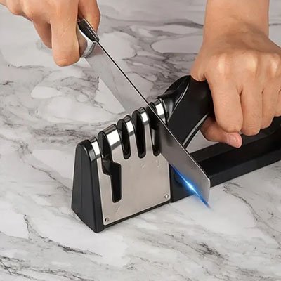 personne utilise aiguiseur couteau en tenant la poignée 
