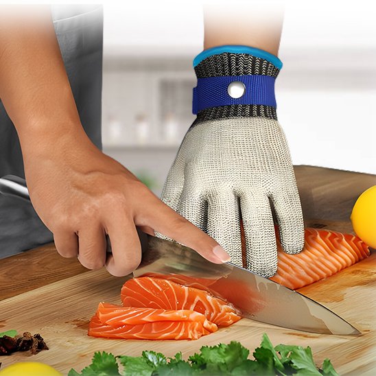 personne utilise un gant anti coupure pour couper du saumon sur une planche