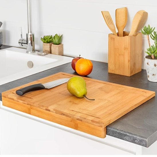 poire et couteau sur planche a decouper coin comptoir