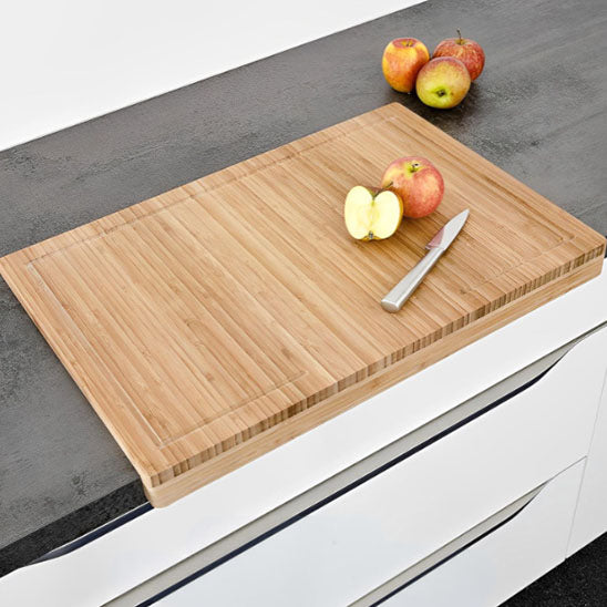 pomme et couteau sur planche a decouper en bois coin comptoir