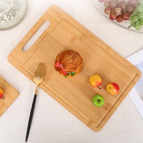 profiterole sur planche à découper bois avec pommes