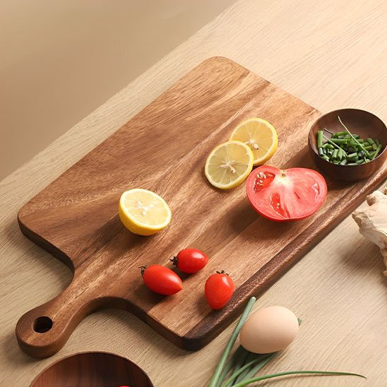 tomate et citron coupés présentés sur planche à découper bois