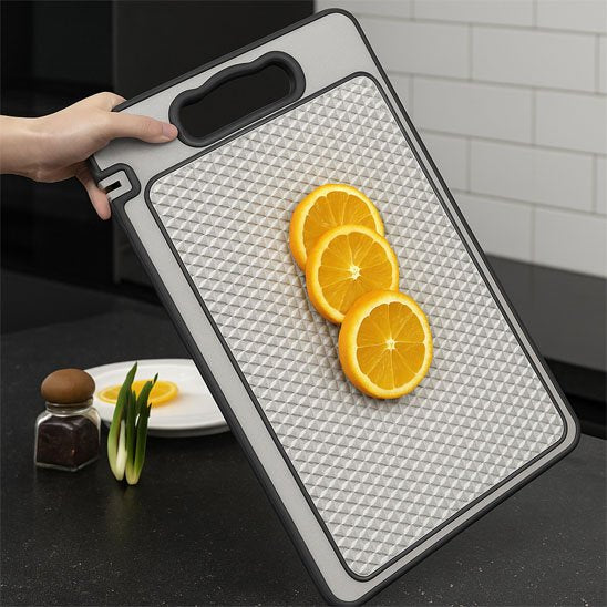 tranches d'orange sur planche à découper en inox
