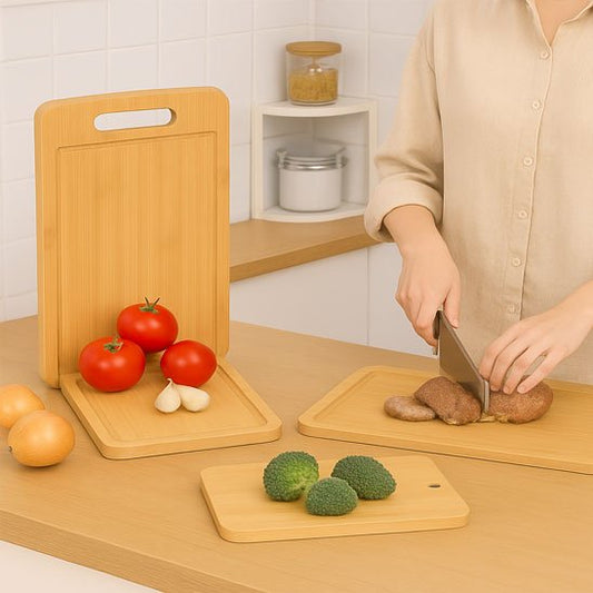 viande et légumes sur quatre planches à découper bois